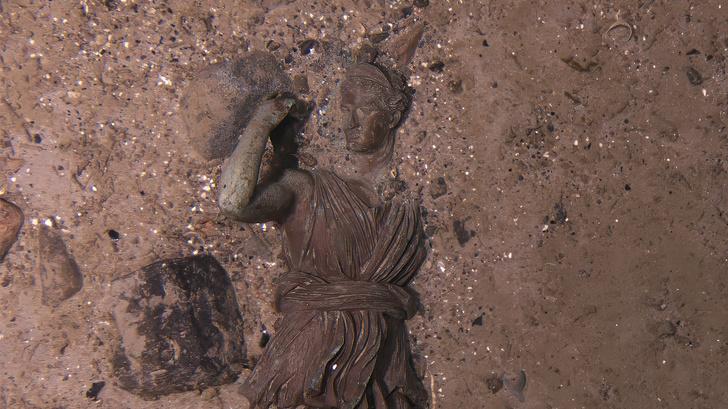 Unique bronze statue photographed at Titanic's wreck