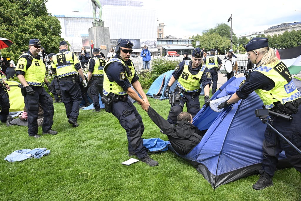 Police dismantle tent camp near parliament