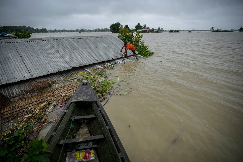 India: 300,000 evacuated after floods
