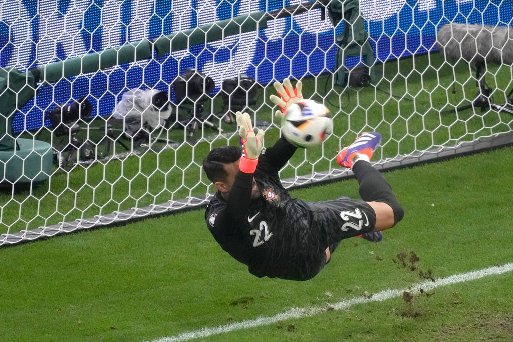 Portugal reaches quarterfinals after penalty drama