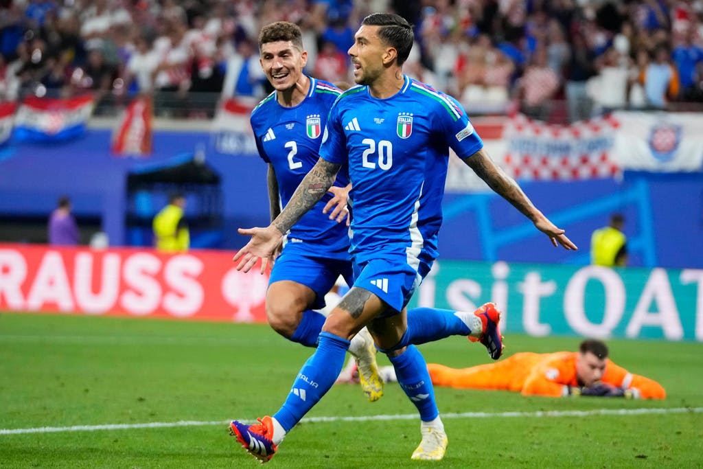 Italy advance to European Championship after 98th-minute goal