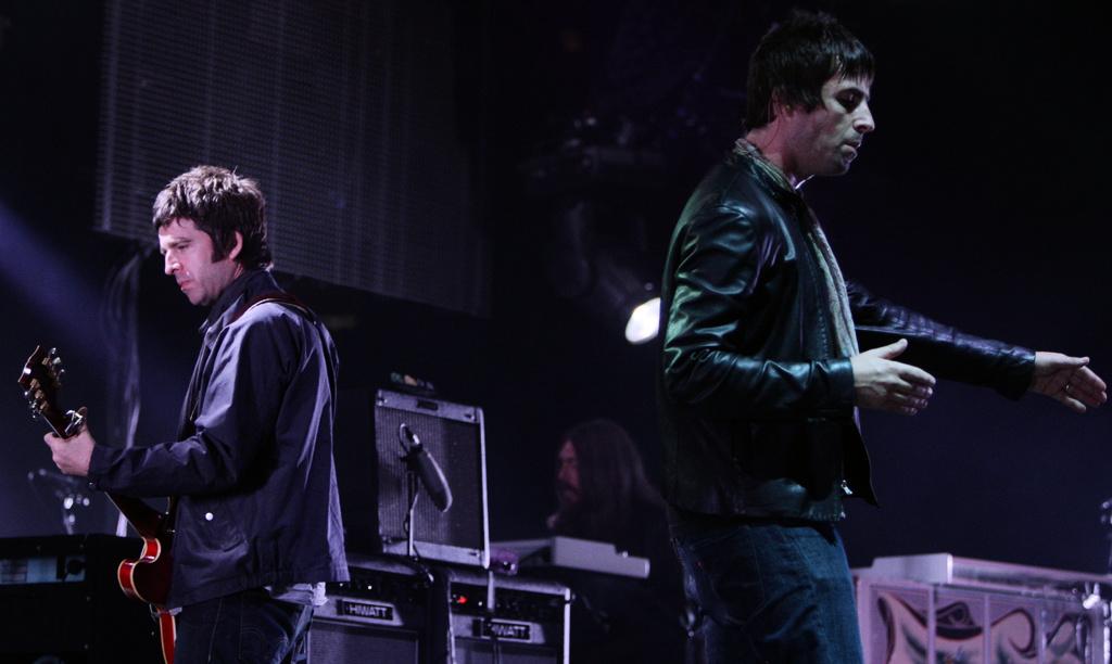 Oasis plans world tour