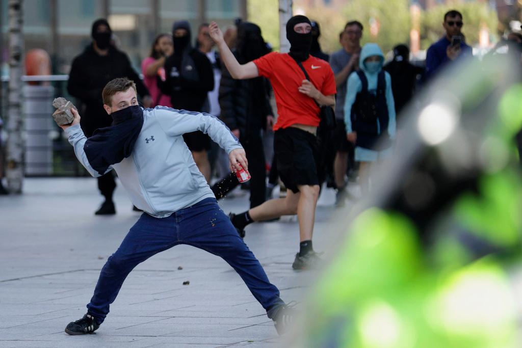 Multiple police officers injured in British riots