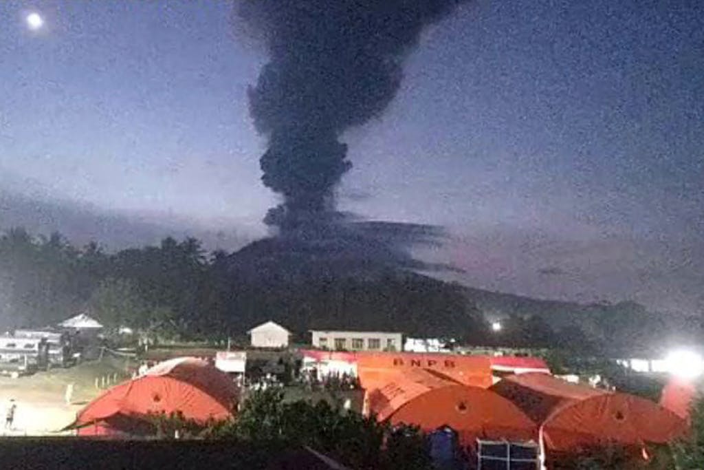 New volcanic eruptions in Indonesia
