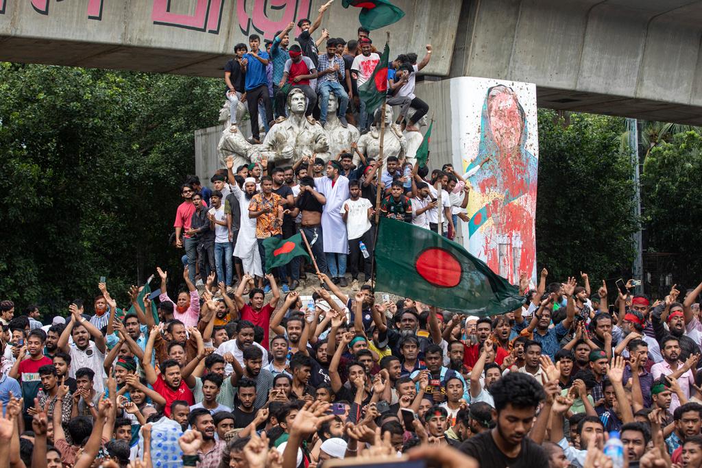 Turmoil in Bangladesh: "Historic Moment"