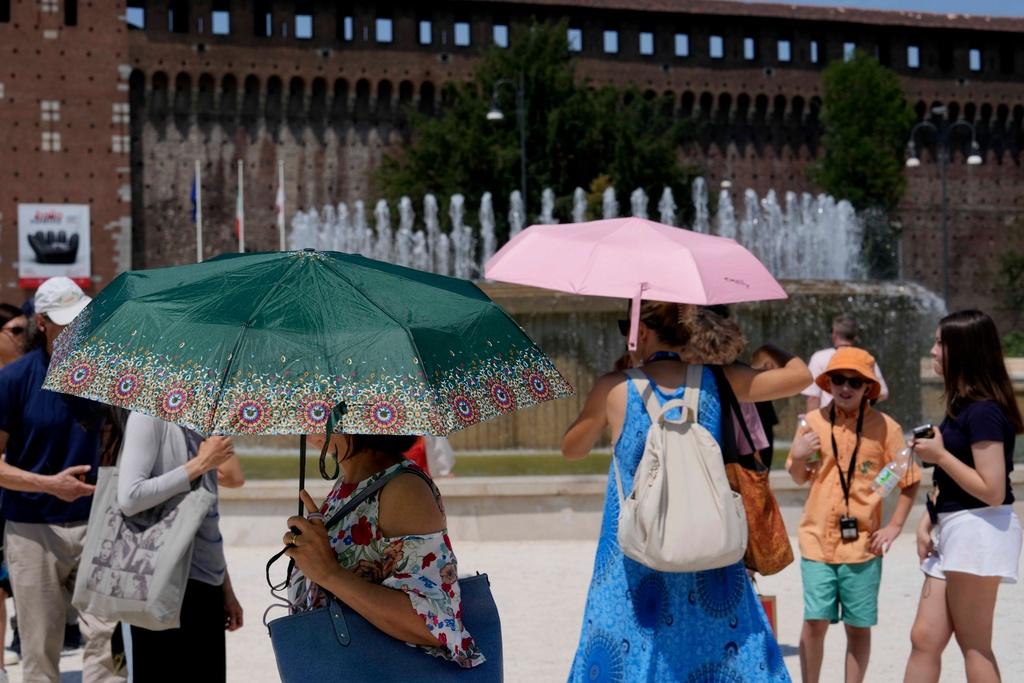 Tourists in Italy evacuated due to forest fire