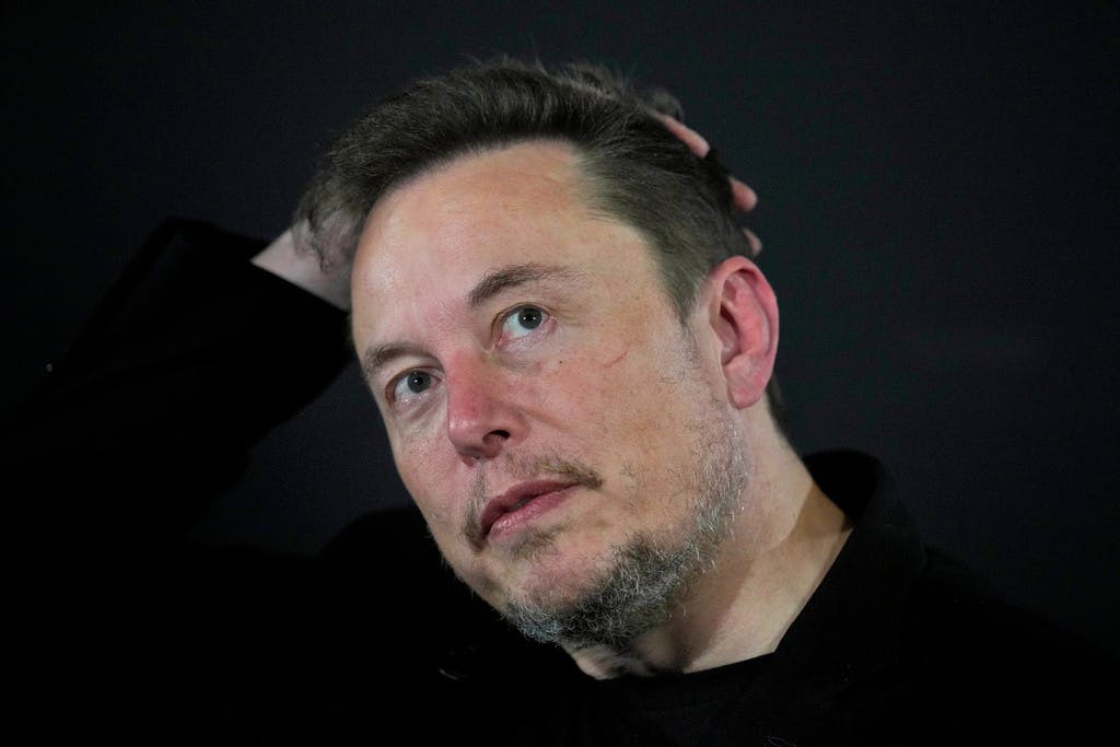 Elon Musk threatens to ban iPhones for employees
