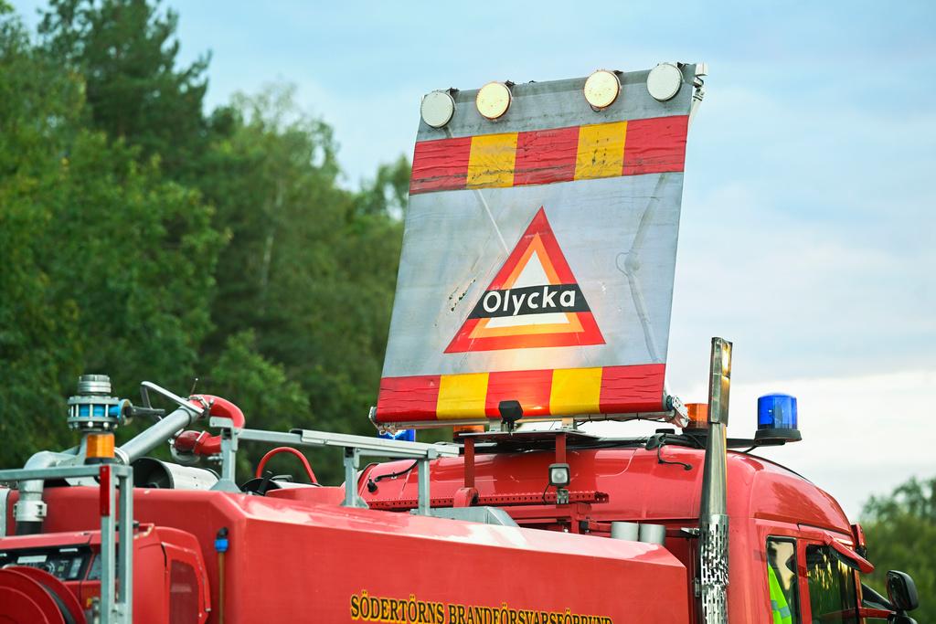 Tanker truck overturns - total stop on E18