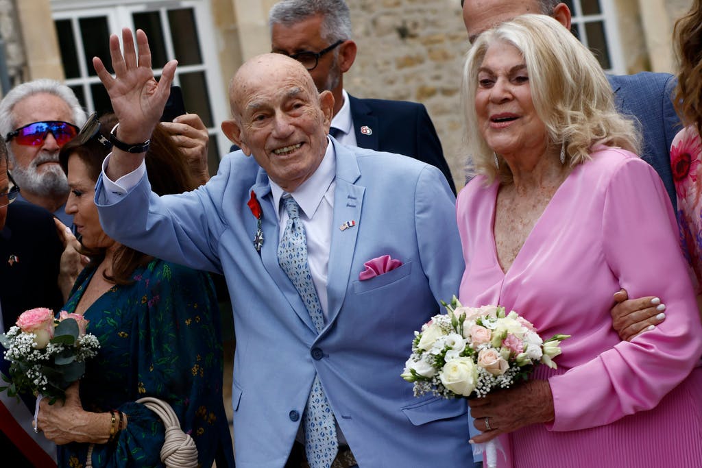 100-year-old war veteran gets married at D-Day celebration