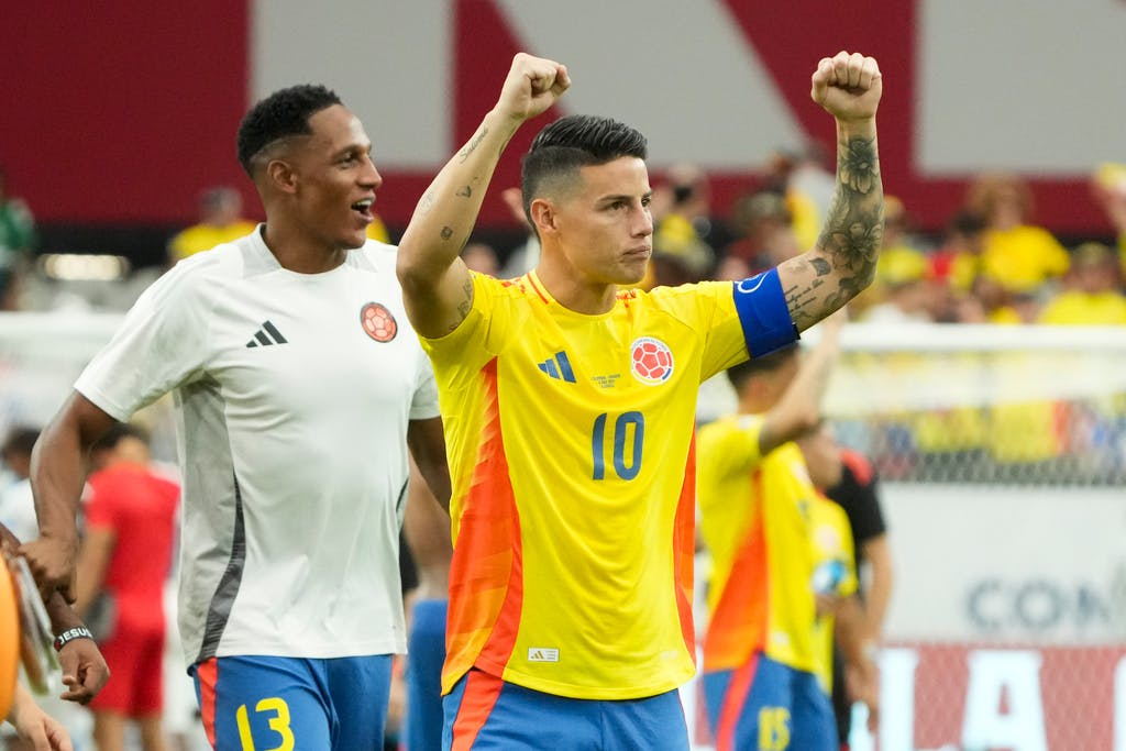 Colombia reaches semifinal after crushing