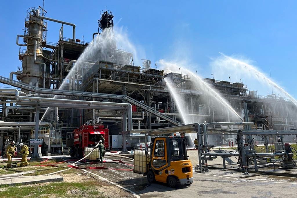 Russian refineries hit in Ukrainian attack