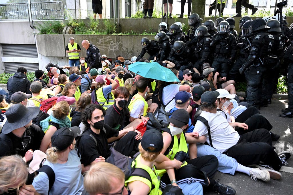 Police officers seriously injured in German demonstration